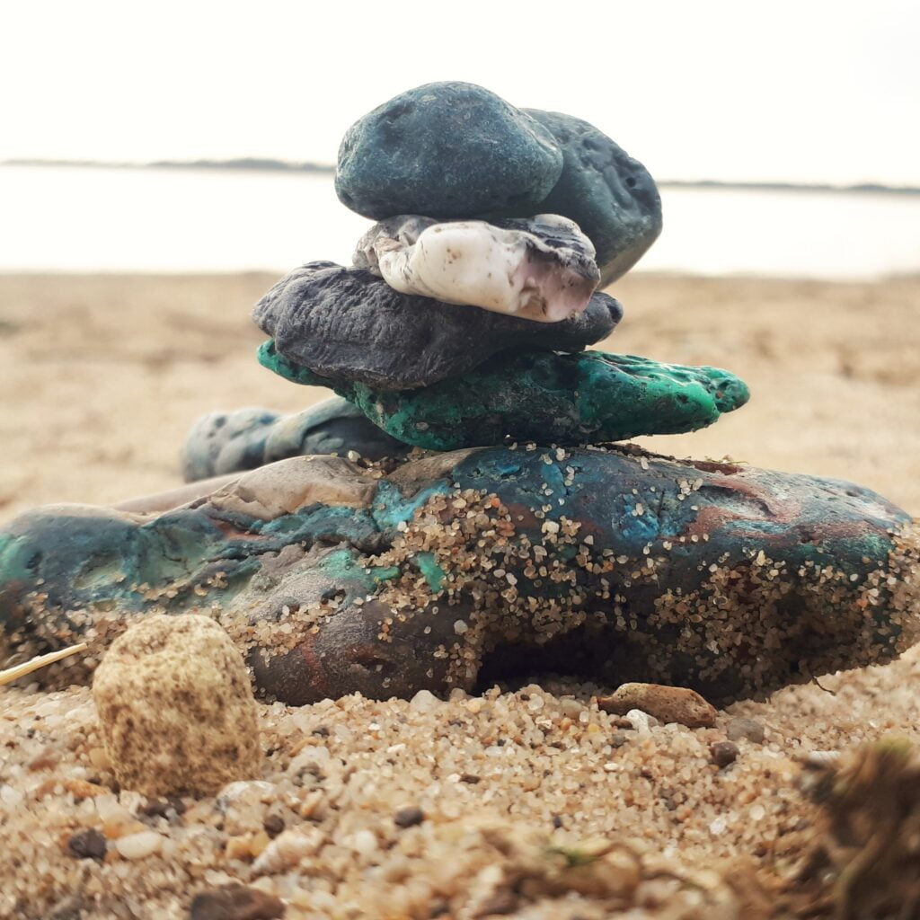 Plastic rocks! (plastiglomerate) - Oceans to Earth